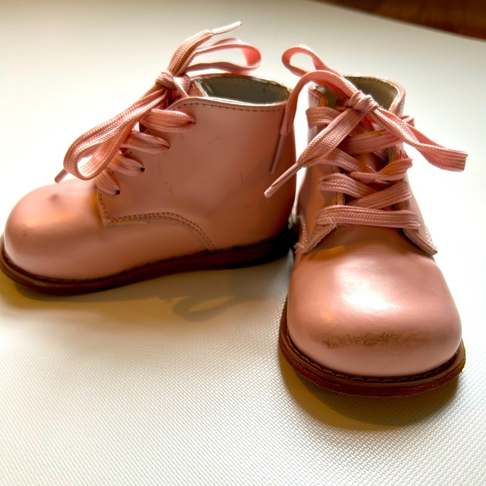 Adorable pink leather baby/toddler walking shoes